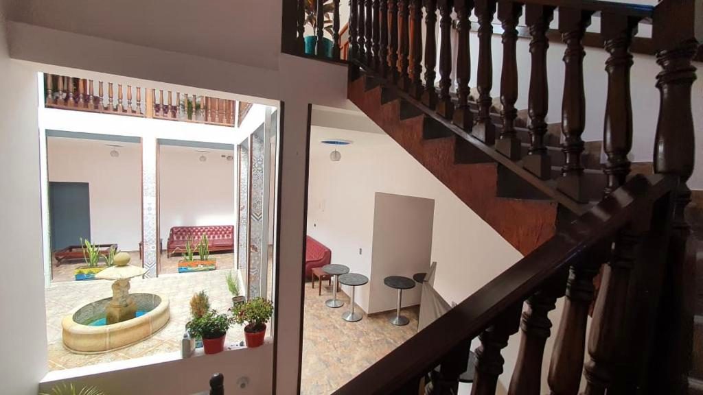 Escalera de madera del hotel