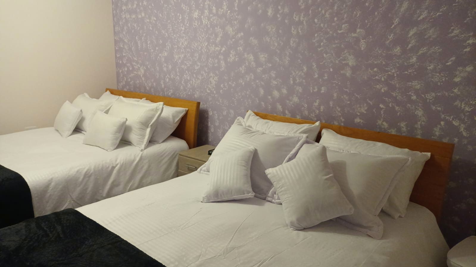 Habitación con cama doble y cobija verde