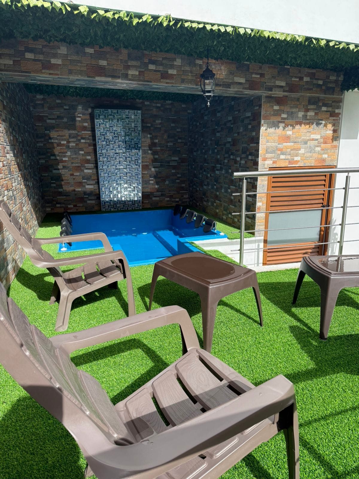 Jacuzzi en el patio con jardín
