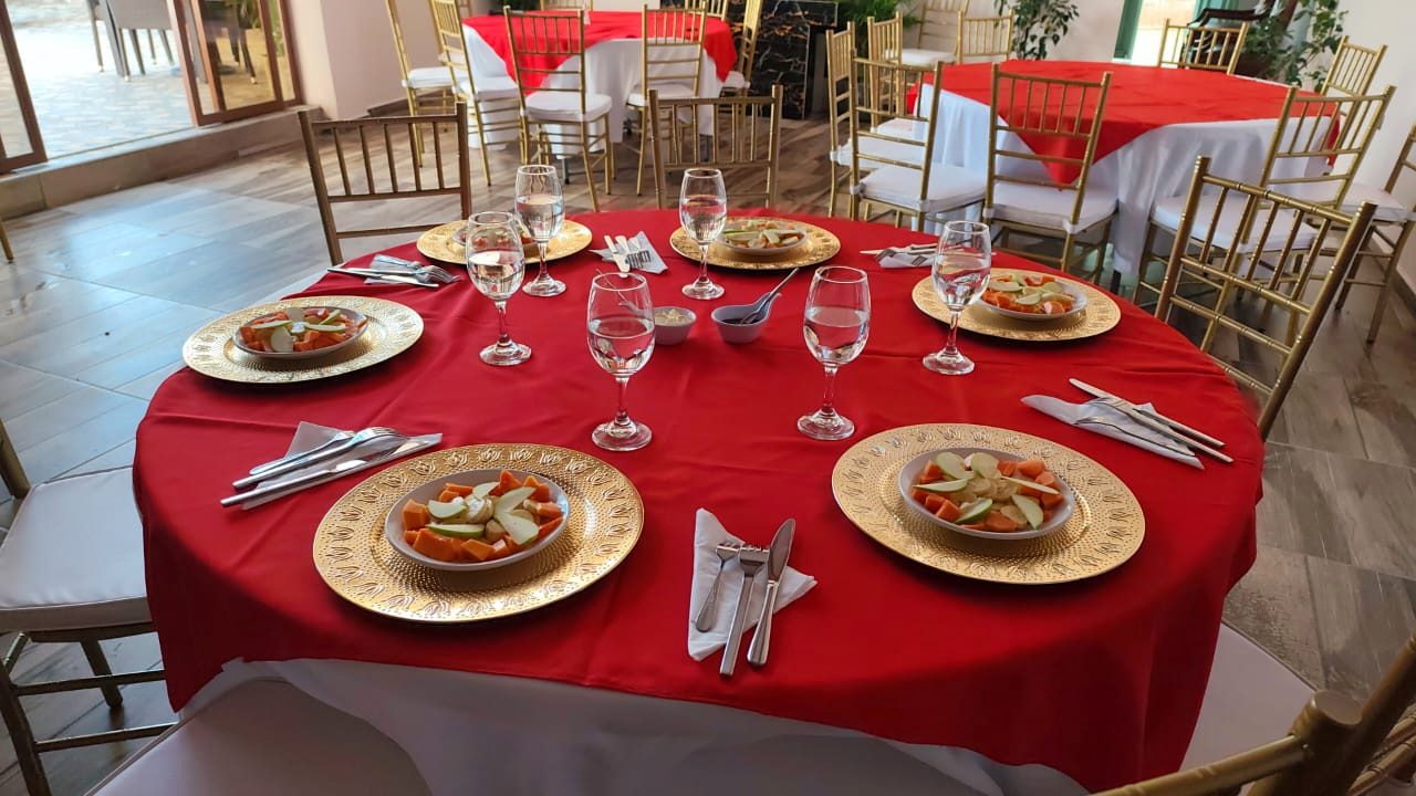 Mesa servida en el comedor del hotel
