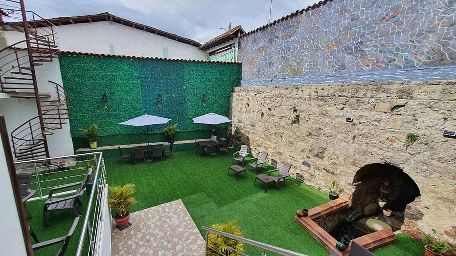 Patio con jardín y muro de piedra