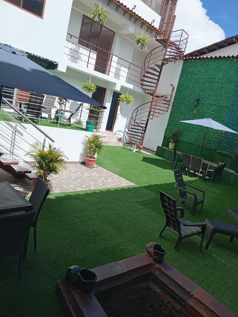 Patio con jardín, escalera de caracol y fuente