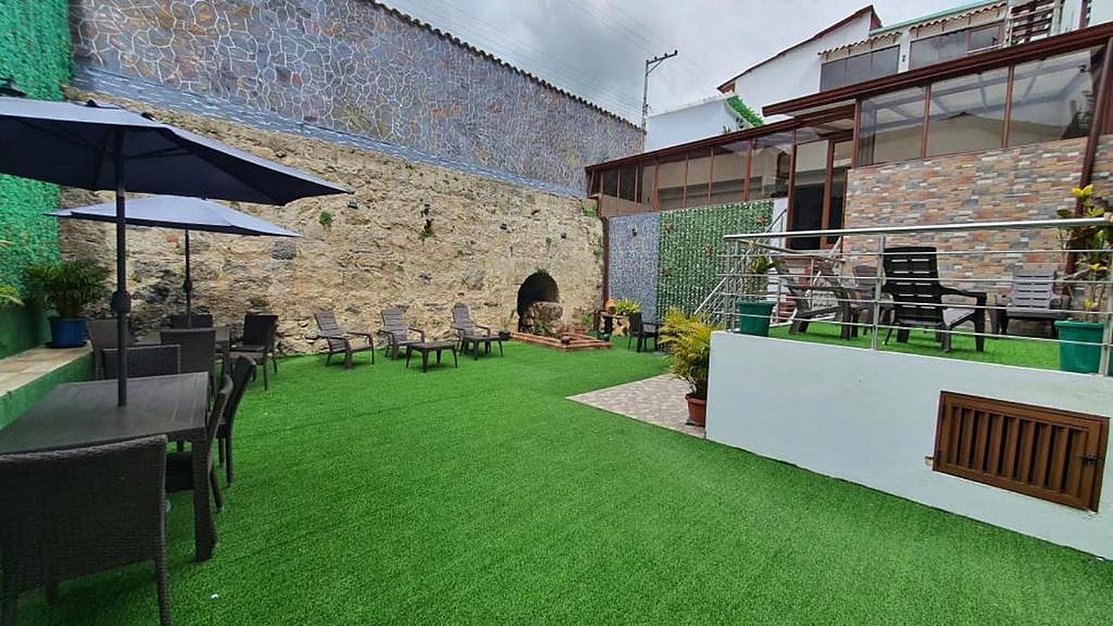Patio con muro de piedra y arco antiguo