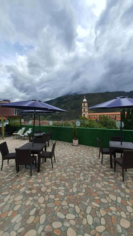 Terraza con vista a la iglesia y la montaña